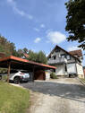 Carport neben der linken Hausseite - 