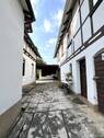Innenhof zwischen Wohnhaus und Nebengebäude - 