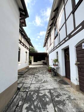 Innenhof zwischen Wohnhaus und Nebengebäude - 