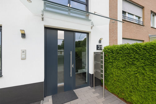 Haustüre - 2 Wohnungen in ruhiger Lage mit Loggia & Stellplätzen - Option auf Maisonette-Verbindung