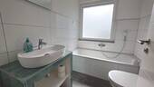Bad mit Wanne im EG - 