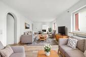 HELL: Wohn-/Esszimmer (Beispieleinrichtung) - 5 Zimmer Einfamilienhaus zum Kaufen in Mühlheim am Main