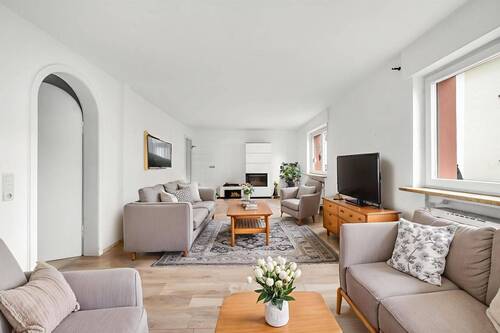 HELL: Wohn-/Esszimmer (Beispieleinrichtung) - 5 Zimmer Einfamilienhaus zum Kaufen in Mühlheim am Main