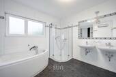 Tageslicht-Bad neben Master-Schlafzimmer - 