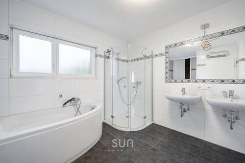 Tageslicht-Bad neben Master-Schlafzimmer - 