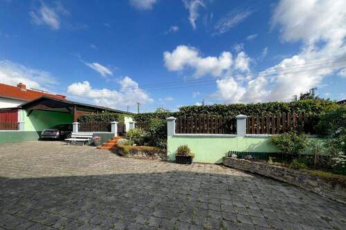 Innenhof mit Garage und Garten - 
