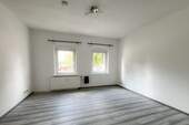 Wohnzimmer in bezugsbereiter EG Wohnung - 