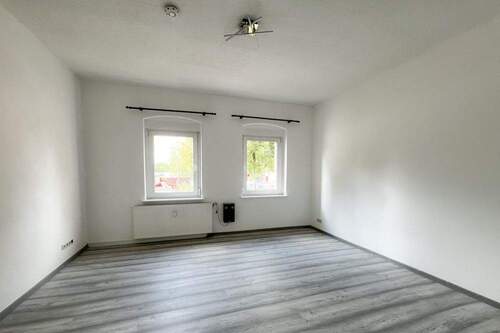 Wohnzimmer in bezugsbereiter EG Wohnung - 