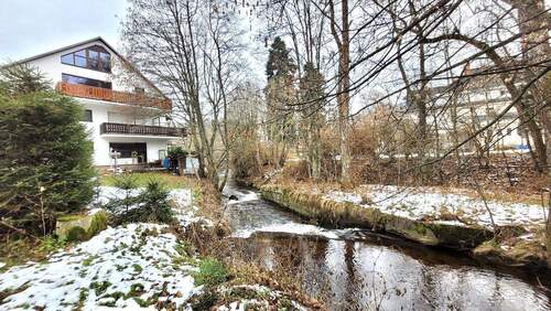 LKS8_Hausansicht_Bach.jpg - Bezugsfreie und gepflegte 4-Zimmerwohnung in zentraler Lage