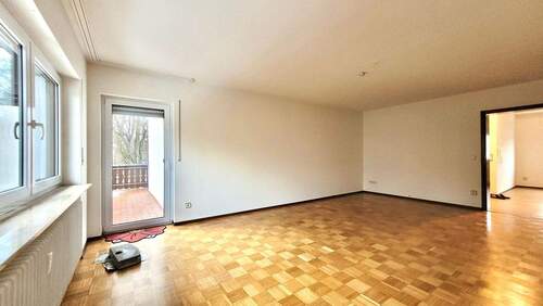 LKS8_Wohnraum_Balkon.jpg - 4 Zimmer Etagenwohnung zum Kaufen in Lenzkirch