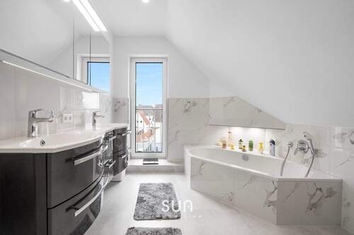 Bad OG - 9 Zimmer Mehrfamilienhaus, Wohnhaus in Kahl am Main