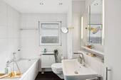 Badezimmer Blick Wanne - 