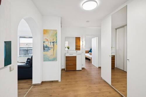 Flur mit viel Stauraum - 