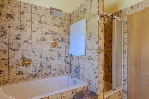... mit Badewanne und Dusche - 