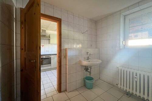 Blick vom Bad in die Küche - 