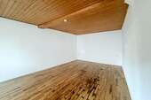Wohnzimmer mit Holzdecke - 
