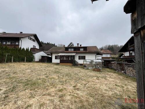 Ansicht - Zweifamilienhaus am Ortsrand des Marktes Lam Bayer. Wald