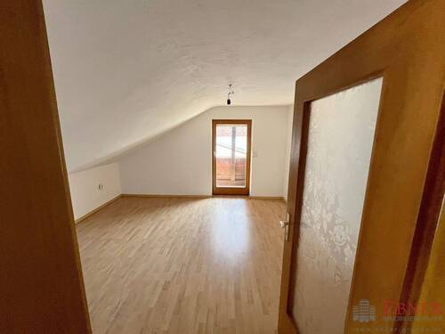 1519 Fremdenzimmer im DG - 7 Zimmer Mehrfamilienhaus, Wohnhaus in Lam