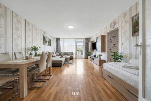 HELLES WOHNZIMMER - ZWISCHEN STADTWALD UND MAINUFER - 3-Zimmer-Wohnung mit Ostbalkon