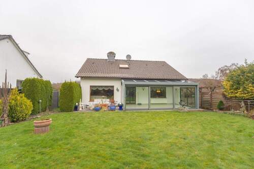 Haus & Gartenansicht - 5 Zimmer Einfamilienhaus zum Kaufen in Menden