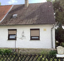 Kleine DHH, sanierungsbedürftig mit großem Grundstück - Gröningen / Heynburg