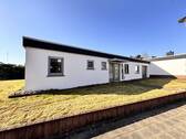 Straßenansicht - KL-Morlautern: Bungalow mit großer Garage auf Eigentumsgrundstück! Wohnen auf einer Ebene!