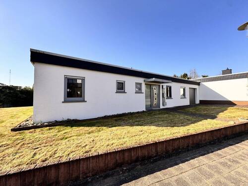 Straßenansicht - KL-Morlautern: Bungalow mit großer Garage auf Eigentumsgrundstück! Wohnen auf einer Ebene!