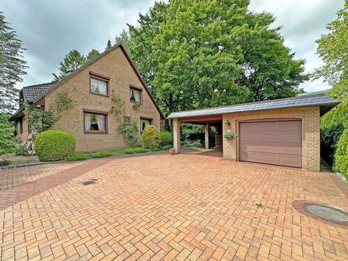 Hausansicht mit Garage - Einfamilienhaus mit 191,00 m² in Norderstedt zum Kaufen