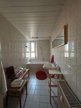 Helles Badezimmer mit Wanne - 