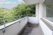 Balkon 4.OG links - Bezugsfreie Wohnung im 4. OG - provisionsfrei und renovierungsbedürftig in Duisburg