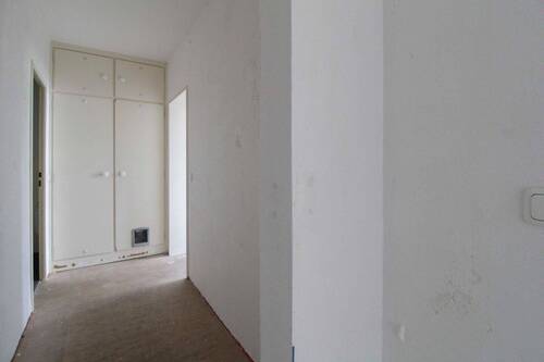 Flur 4.OG links - Etagenwohnung mit 76,20 m&sup2; in Duisburg zum Kaufen