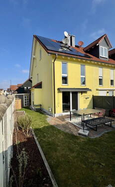 Hausansicht und Terrasse - Sonniges modernes Reiheneckhaus provisionsfrei