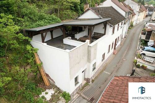Außenansicht - Haus mit Potenzial für Handwerker - sofort frei, mit großer Dachterrasse und Gartengrundstück