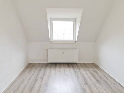 Wohnzimmer - Helle 3-Zimmer-Dachgeschosswohnung zu vermieten! 1 Nettokaltmiete frei (2. Monat)