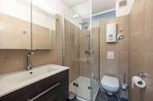 Modernes Badezimmer mit Dusche - 