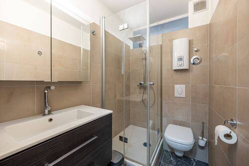 Modernes Badezimmer mit Dusche - 