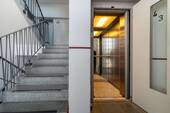 Aufzug auf den Halbebenen im Treppenhaus - 