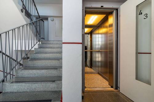 Aufzug auf den Halbebenen im Treppenhaus - 
