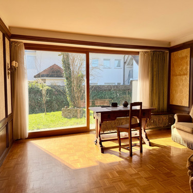 Großzügiges Wohnzimmer - 