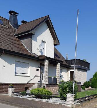 Hausansicht - Attraktives Einfamilienhaus mit großem Garten und 2 Garagen in Borgentreich