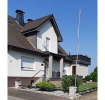 Attraktives Einfamilienhaus mit großem Garten und 2 Garagen in Borgentreich - Borgentreich-Großeneder