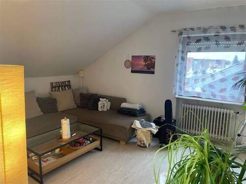 Wohnbereich - Gut geschnittene 2-Zimmer DG-Wohnung in ruhiger Lage - inkl. EBK