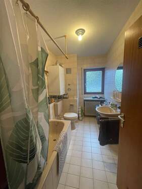 Badezimmer (Weitwinkelaufnahme) - Etagenwohnung mit 59,50 m&sup2; in Bühl zur Miete