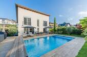 Pool mit Terrasse - 