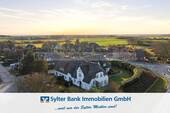 Luftbild - Stilvolles Wohnen unter Reet - renovierte Ferienvermietbare Erdgeschosswohnung in Wenningstedt