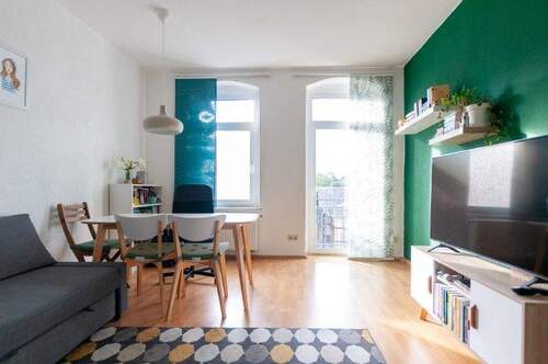 Wohnzimmer Blickrichtung Balkon - Cotta - schön geschnittene 2-Zimmer-Wohnung mit Westbalkon