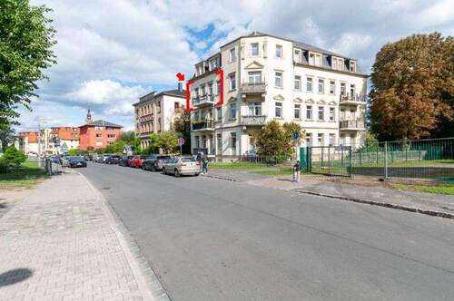 Hausansicht mit Blick in die Straße - 2 Zimmer Etagenwohnung zur Miete in Dresden