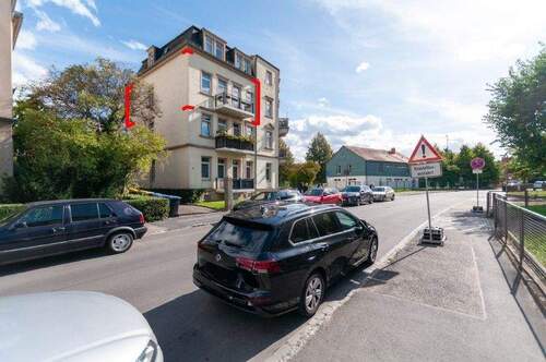 Hausansicht mit Blick in die Straße - 2 Zimmer Etagenwohnung in Dresden