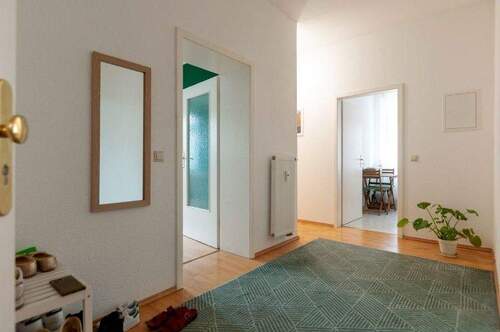 Wohnungstür Blickrichtung Diele, Wohnzimmer und Küche - 