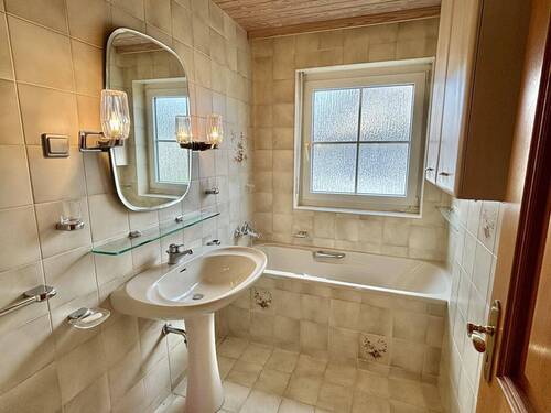 Bad mit Badewanne - Erdgeschoss - 
